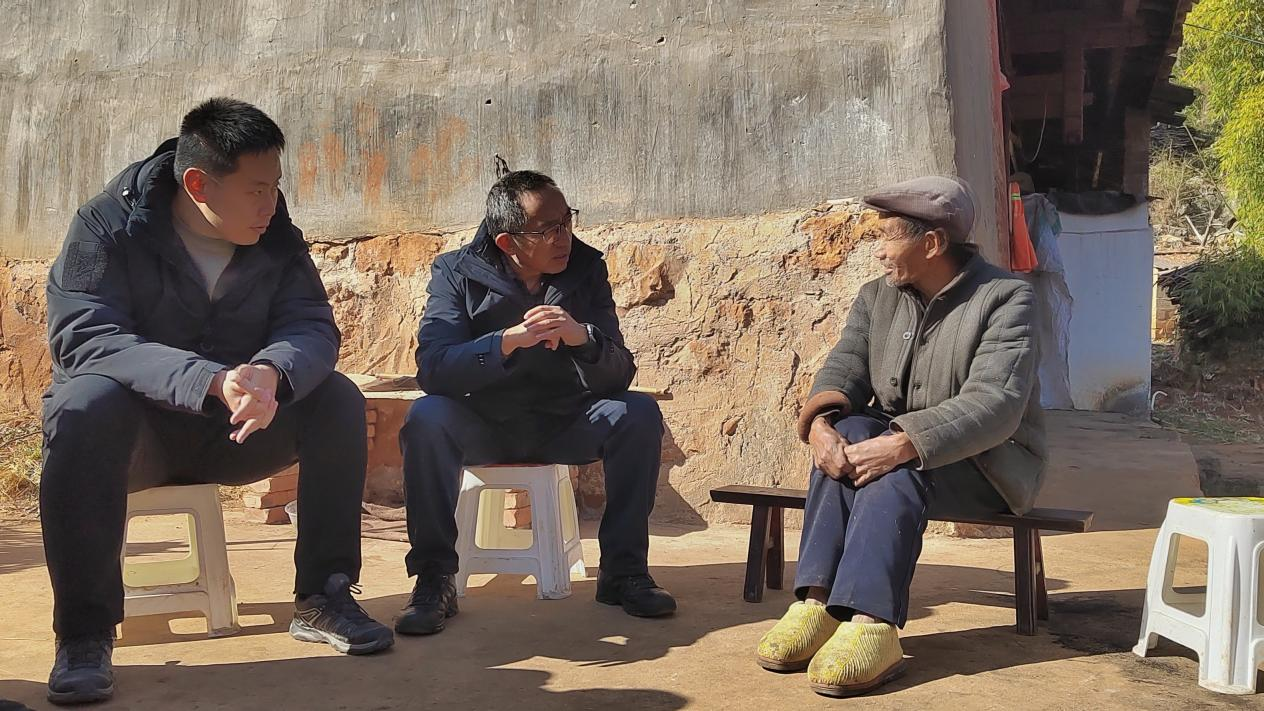 云南省供销合作社党组书记、理事会主任和丽贵到定点帮扶村开展调研慰问