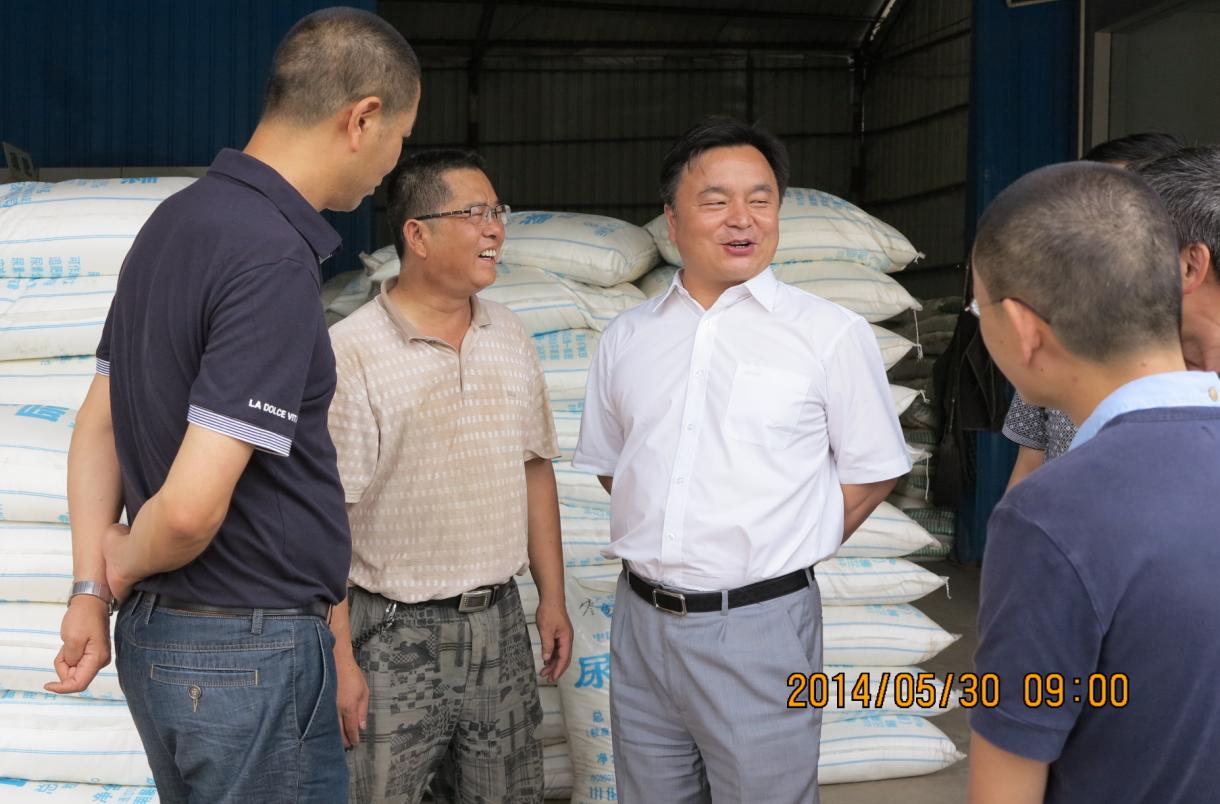 李琳玻主任在开远直营店调研